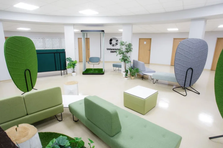 Przestrzeń do nauki i biophilic design – nowe myślenie o potrzebach edukacyjnych w projekcie Rotundy poznańskiej Filii Uniwersytetu SWPS